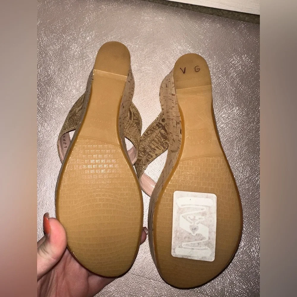 Stuart Weitzman nwot glue